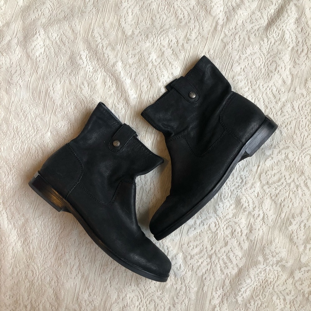 Arturo Chiang black leather heeled ankle booties